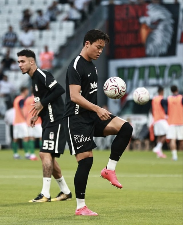 Oh Hyun-kyu khởi động trước trận đấu. /Ảnh=Besiktas SNS