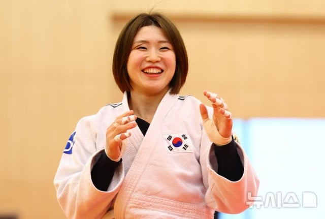 柔道韩国国家队选手许美美于20日下午在忠清北道晋川国家代表队选手村举行的2026年爱知·名古屋亚运会倒计时30天媒体日活动期间摆出训练姿势。/照片=NEWSIS