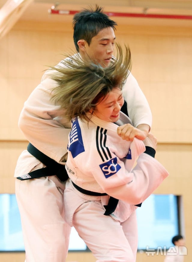 柔道韩国国家队选手许美美于20日下午在忠清北道晋川国家代表队选手村举行的2026年爱知·名古屋亚运会倒计时30天媒体日活动期间进行训练。/图片=NEWSIS