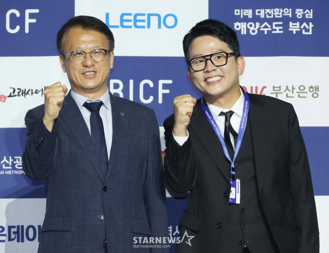 김경덕 부산부시장, 김준호 집행위원장이 21일 오후 부산광역시 해운대구 벡스코에서 진행된 14회 부산국제코미디페스티벌(BICF) 개막식에 참석해 포즈를 취하고 있다. ‘14회 부산국제코미디페스티벌은 개막식을 시작으로 오는 30일까지 열흘간의 대장정에 돌입한다. /2026.08.21 /사진=이동훈 photoguy@