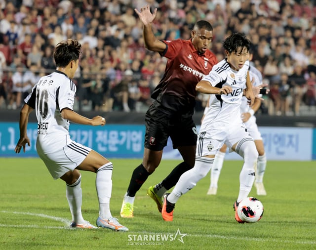 Jeonbuk's Kim Ye-geon attempts a dribble during the first half of the Hana Bank K League 2026 match between BucheonFC1995 and Jeonbuk Hyundai Motors at Bucheon Stadium on the 16th. 2026.08.16. /Photo=Senior reporter Kang Young-jo cameratalks@