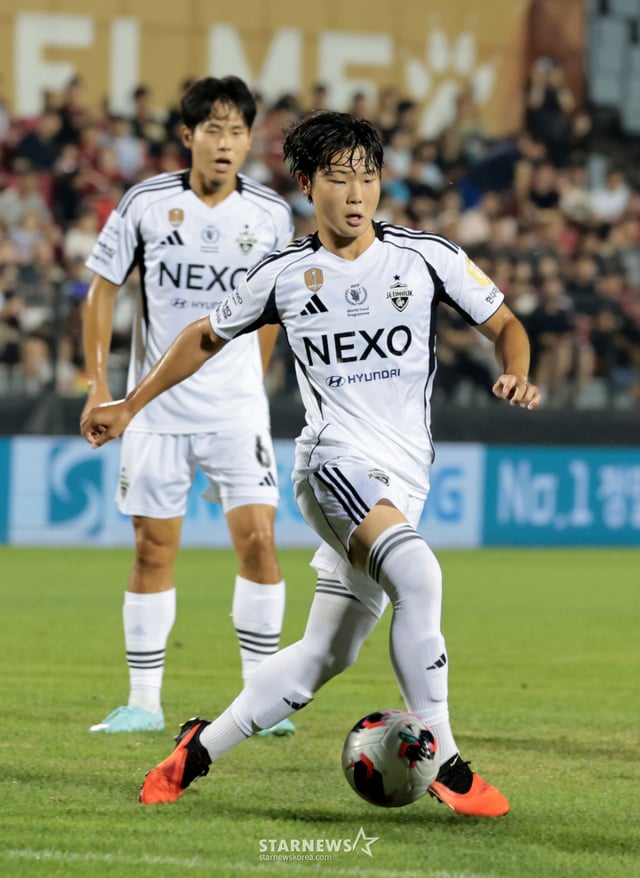 Kim Ye-gun của Jeonbuk đang cố gắng dribble trong hiệp một trận đấu giữa Bucheon FC 1995 và Jeonbuk Hyundai diễn ra tại Bucheon Tổng hợp Thể thao Trường vào ngày 16 tại Ngân hàng Hana K League 2026. ngày 16 năm 2026. /ảnh=phóng viên cao cấp Kang Young-jo cameratalks@