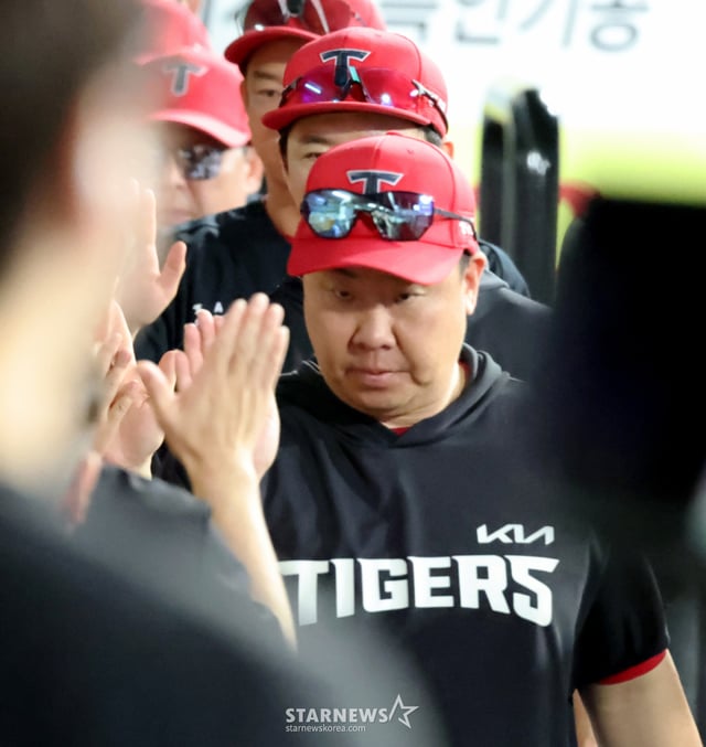 Kia manager Lee Beom-ho shares a Haifa celebration with players after defeating the Samsung Lions at Daegu Samsung Lions Park on the 30th, concluding the three-game series with two wins and one loss. 2026.07.30. /Photo=Senior reporter Kang Young-jo cameratalks@