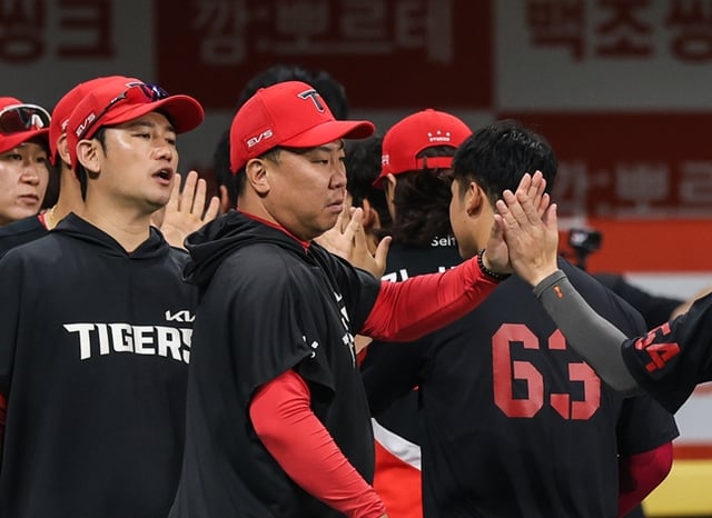 Manager Lee Beom-ho (center) celebrates a Haifa moment with players after finishing the Kiwoom Heroes game on the 21st. /Photo=KIA Tigers