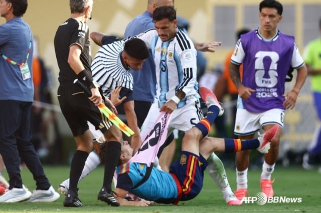 7月20日、米ニューヨークのニュージャージー·スタジアムで行われた2026国際サッカー連盟(FIFA)北中米ワールドカップ(W杯)決勝戦が終わった後、レアンドロ·パレデス(中央上)がガビ(下)を倒す姿。 /AFPBBNews=ニュース1