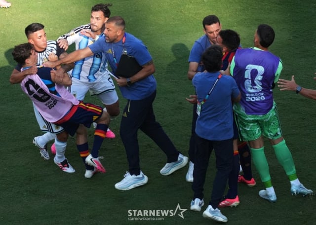 今月20日(韓国時間)、米ニューヨークのニュージャージー·スタジアムで行われた2026国際サッカー連盟(FIFA)北中米ワールドカップ(W杯)決勝戦のスペイン戦とアルゼンチン戦が終了した後、もみ合いになっている両チームの選手たち。 /ロイター=ニュース1