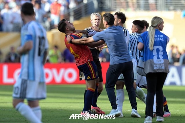 先月20日(韓国時間)、米ニューヨークのニュージャージー·スタジアムで行われた2026国際サッカー連盟(FIFA)北中米ワールドカップ(W杯)決勝戦のスペイン戦とアルゼンチン戦が終了した後、アルゼンチンのレアンドロ·パレデスがスペインのエリック·ガルシアの首を押している。 /AFPBBNews=ニュース1