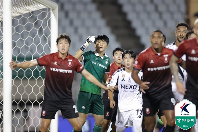 Kim Hyun-yeop (segundo desde la izquierda) se concentra en Jeonbuk Hyundai Motors. /Foto=Federación Coreana de Fútbol Profesional proporcionado