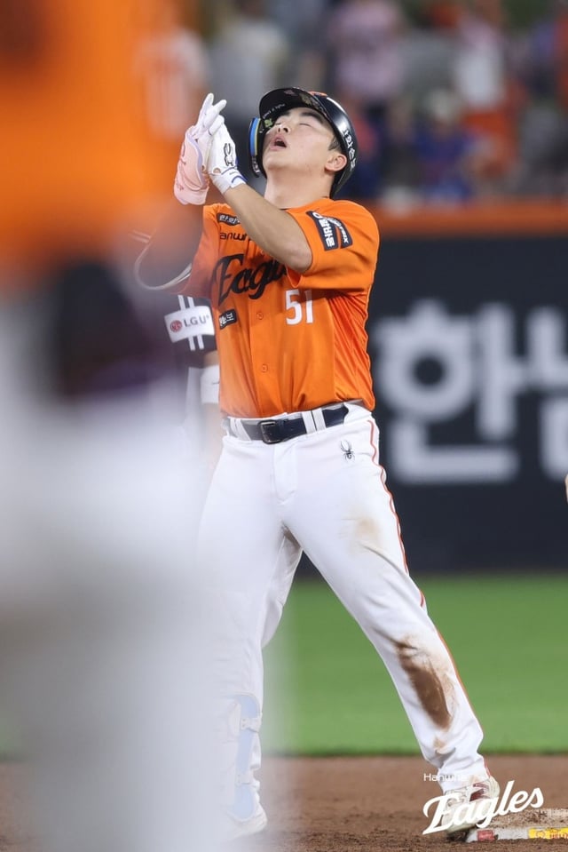 Moon Hyun-bin de Hanwha celebra tras conectar un doble en el partido contra Daejeon LG el día 21. /Foto=Hanwha Eagles