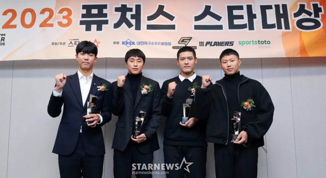 장충고 황준서, 세광고 박지환, 경기상고 한지윤, 대구고 배찬승이 2023년 11월 서울 종로구 광화문 빌딩에서 진행된 글로벌 스포츠·연예 콘텐츠 미디어 스타뉴스 주최 '2023 퓨처스 스타대상'에서 기념촬영을 하고 있다. 스타뉴스가 주최·주관하고 대한야구소프트볼협회, 골드볼파크, 플레이어스, 스포츠토토가 후원하는 '2023 퓨처스 스타대상' 시상식은 한국 스포츠 발전과 아마추어 체육 활성화에 기여하고자 지난해 '아마추어 스타대상'을 신설했다. 올해는 상의 명칭을 '퓨처스 스타대상'으로 바꾸고 야구에 축구 종목을 추가해 총 8명의 선수에게 각각 대상과 스타상을 수여했다. 2023.11.28 /사진=김창현 기자