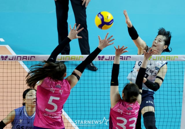 GSユ·ソヨンが2月27日、三山ワールド体育館で開かれたジンエアー2025-2026Vリーグ女子部興国生命とGSカルテックス競技で興国二重ブロッキングに強打を放っている。2026.02.27./写真=カン·ヨンジョ先任記者