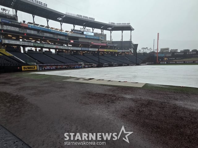 Panoramic view of Daejeon Hanwha Life Ballpark where the LG-Hanwha game was scheduled for the 22nd. Tarpaulins were laid out around 2 p.m. /Photo=Reporter Kim Dong-yoon
