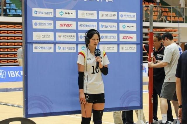 中央女子高校のパク·ガンビンが6日、忠清北道提川室内体育館で開かれた2026IBK企業銀行杯全国中古バレーボール大会決勝戦MVPを受賞した後、放送インタビューに出た。 /写真=韓国中古バレーボール連盟提供