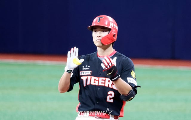 기아 9번타자 박민이 24일 고척스카이돔에서 열린 2026KBO리그 키움히어로즈와 KIA타이거즈 경기 6회초 1사 1,3루에서 2타점 2루타로 출루하며 자축하고 있다. 2026.06.24. /사진=강영조 cameratalks@