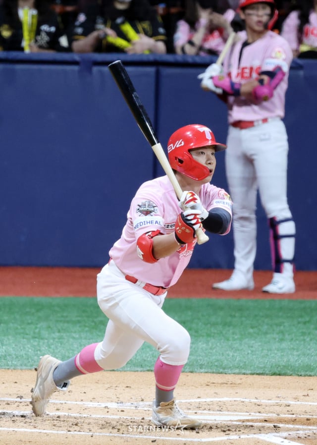 Park Jung-woo, bateador número 9 de KIA, logra llegar a base con un sencillo que impulsó dos carreras en el segundo inning con un out y bases llenas durante el partido entre los Kiwoom Heroes y los KIA Tigers de la Liga KBO 2025, celebrado el día 5 de mayo, Día de los Niños. 2025.05.05 /Foto=Kang Young-jo cameratalks@