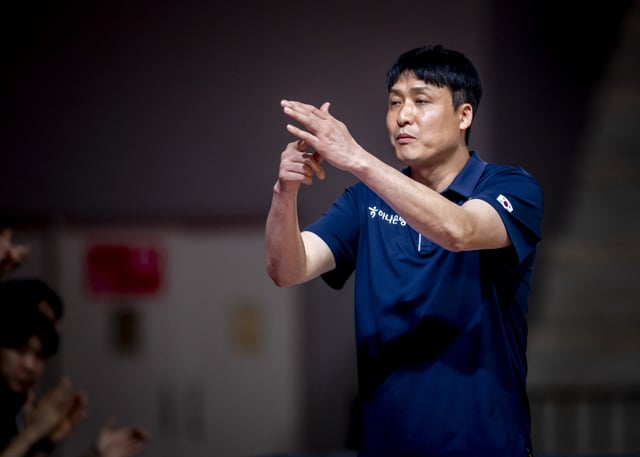 Coach Shin Jong-seok gives tactical instructions with hand gestures. /Photo=FIBA Official