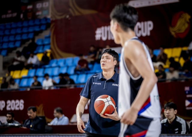 Coach Shin Jong-seok (left) during the match. /Photo=FIBA Official