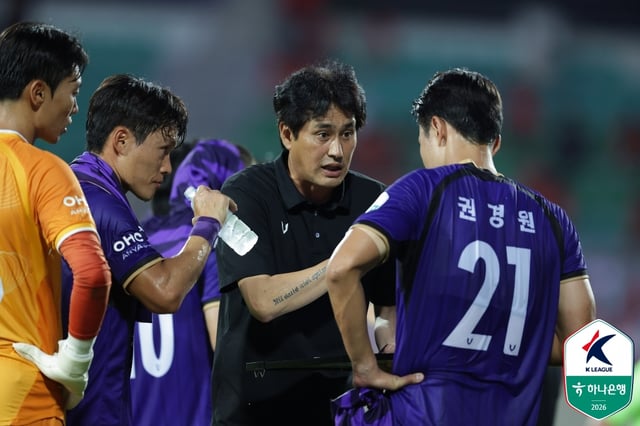 柳炳勋（Yoo Byung-hoon）（中）FC安养队主教练在比赛中向权敬元（右）下达战术指令。/图片=韩国职业足球联盟提供