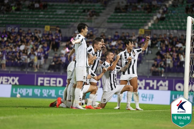 The FC Seoul squad poses for a group photo after scoring during the Hana Bank K-League 1 2026 Round 24 match held at Anyang Stadium on the afternoon of the 22nd at 7:30 p.m. /Photo=Korea Professional Football League