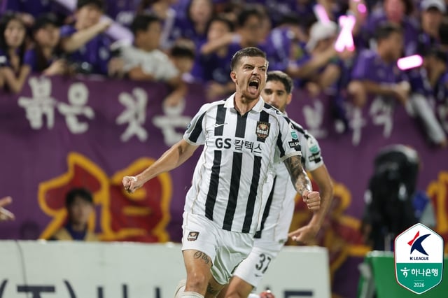 Babets roars after scoring during the Hana Bank K-League 1 2026 Round 24 match held at Anyang Stadium on the afternoon of the 22nd at 7:30 p.m. /Photo=Korea Professional Football League