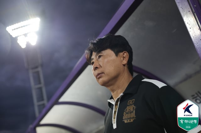 FC Seoul manager Kim Ki-dong watches the Hana Bank K-League 1 2026 Round 24 match held at Anyang Stadium on the afternoon of the 22nd at 7:30 p.m. /Photo=Korea Professional Football League