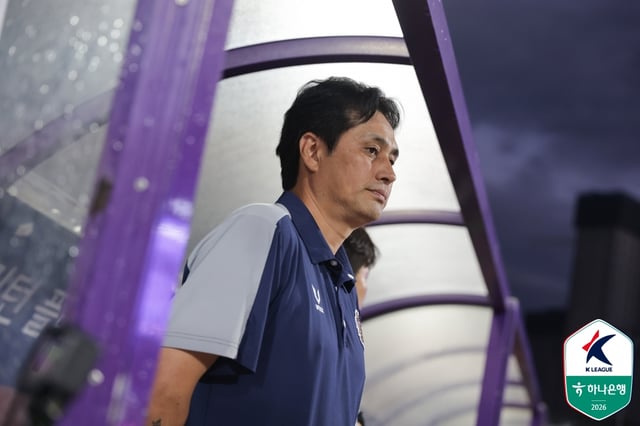 FC Anyang manager Yoo Byung-hoon watches the Hana Bank K-League 1 2026 Round 24 match held at Anyang Stadium on the afternoon of the 22nd at 7:30 p.m. /Photo=Korea Professional Football League