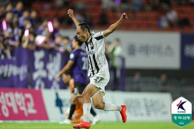Moon Sun-min celebrates a goal with a windmill spin after scoring during the Hana Bank K-League 1 2026 Round 24 match held at Anyang Stadium on the afternoon of the 22nd at 7:30 p.m. /Photo=Korea Professional Football League