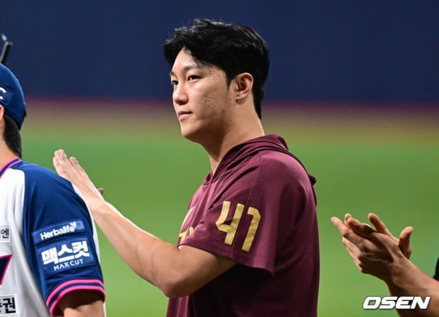 안우진이 승리 직후 하이파이브를 하고 있다.
