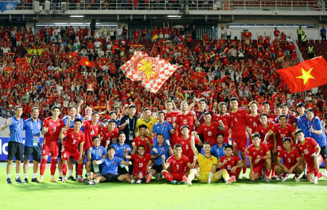 22일(한국시간) 태국 방콕의 라자망갈라 국립 경기장에서 열린 2026 아세안(ASEAN) 현대컵 결승 1차전에서 태국을 2-0으로 완파한 뒤 기념 사진을 촬영하고 있는 베트남 축구 대표팀. /사진=베트남축구협회 제공
