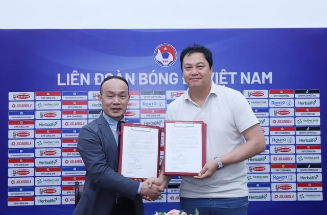 サッカーベトナム代表のGKコーチとして活動中の李雲在(イ·ウンジェ、右)コーチ。/写真=ベトナムサッカー協会提供