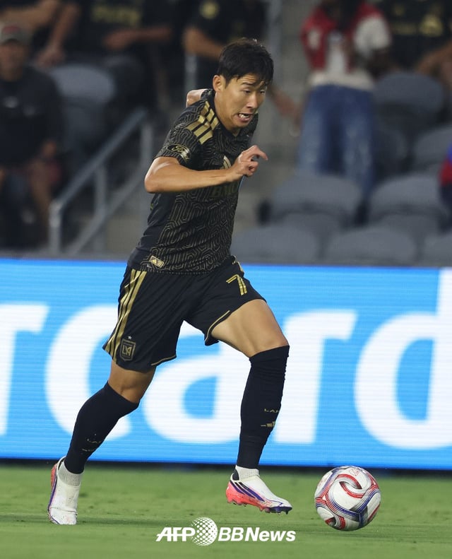 드리블하고 있는 LAFC 손흥민의 모습. /AFPBBNews=뉴스1