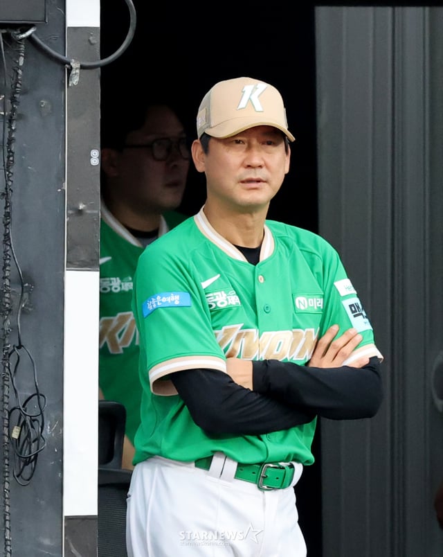 Kiwoom manager Seol Jong-jin greeted the ground crew as he began the 2026 KBO League first-half final three-game series between Kiwoom Heroes and KT Wiz at Suwon KT Wiz Park on the 8th. 2026.07.08. /Photo=Senior reporter Kang Young-jo cameratalks@