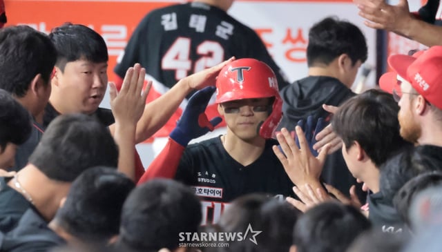 기아 3번타자 김도영이 23일 고척스카이돔에서 열린 2026KBO리그 키움히어로즈와 KIA타이거즈 경기 3회초 1사 후 전준표를 상대로 중월 솔로홈런을 터트리고 홈인하고 있다. 시즌 38호홈런이다. 2026.08.23. /사진=강영조 cameratalks@