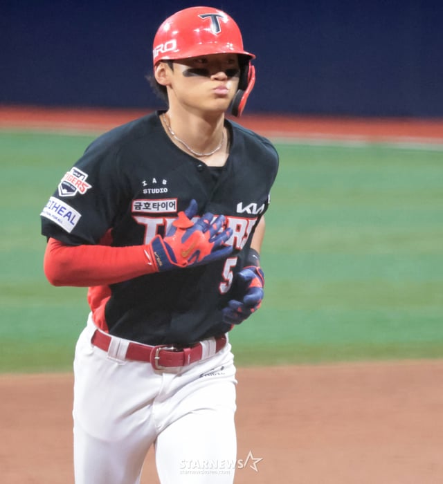 KIA's third batter, Kim Do-young, hits a solo home run to center field against Jeon Jun-pyo in the top of the third inning with one out during the 2026 KBO League Kiwoom Heroes vs. KIA Tigers game held at Gocheok Sky Dome on the 23rd, then heads for home plate. /Photo=Senior reporter Kang Young-jo cameratalks@