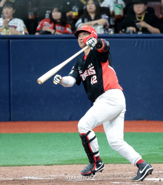 KIA's eighth batter, Kim Tae-gun, hits a two-run home run over the left-field fence in the top of the eighth inning with one out and a runner on second base during the 2026 KBO League Kiwoom Heroes vs. KIA Tigers game held at Gocheok Sky Dome on August 23, 2026, then heads for home plate. . 2026.08.23. /Photo=Senior reporter Kang Young-jo cameratalks@
