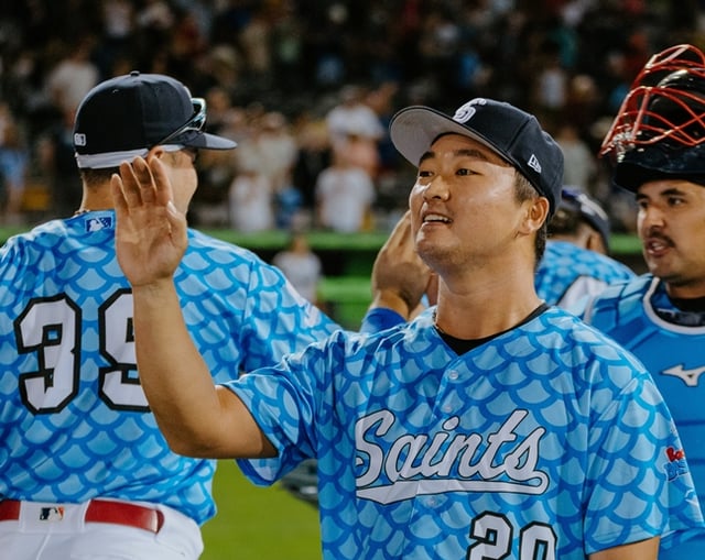 Go Woo-seok celebrating with teammates at Haifa Eve. /Photo=Saint Paul Saints official SNS