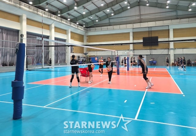 中央女子高校のチャン·ユンヒ監督が17日、ソウル中央女子高校の室内体育館で選手たちにトスをしている。 /写真=キム·ドンユン記者