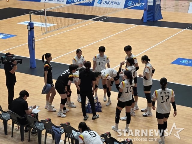 中央女子高校のチャン·ユンヒ監督(真ん中黒のTシャツ)が6日、忠清北道堤川(チュンチョンプクト·ジェチョン)の室内体育館で開かれた2026IBK企業銀行杯全国中高バレーボール大会18歳以下女子部のソンミョン女子高校と決勝戦で1セットを奪われた後、作戦タイムを持っている。 この時、チャン·ユンヒ監督は「ただ塞がれてもいいから自信を持って打て」と注文し、中央女子高は以後3セットを連続して取って優勝を占めた。 /写真=キム·ドンユン記者