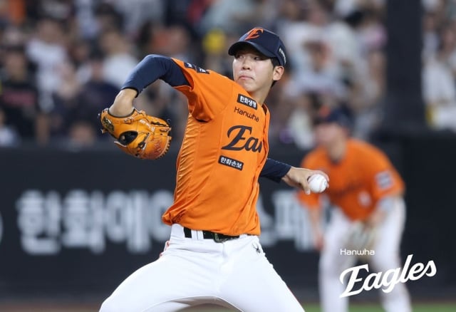 ハンファのファン·ジュンソ(右から2番目)が23日、大田(テジョン)LG戦で力投している。 /写真=ハンファ·イーグルス提供