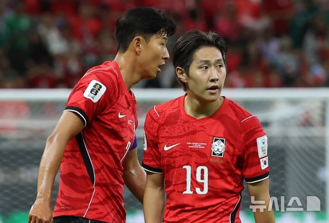 프리킥을 준비하고 있는 대한민국 축구 대표팀 주장 손흥민(왼쪽)과 이강인. /사진=뉴시스