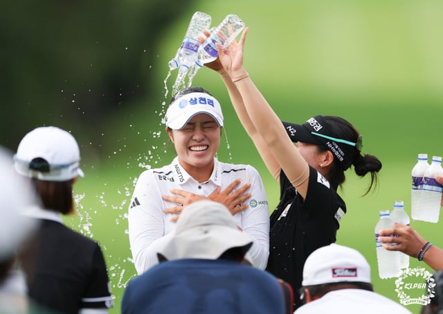徐教林(中间)在确定夺冠后接受洒水庆祝。/照片=KLPGA 提供