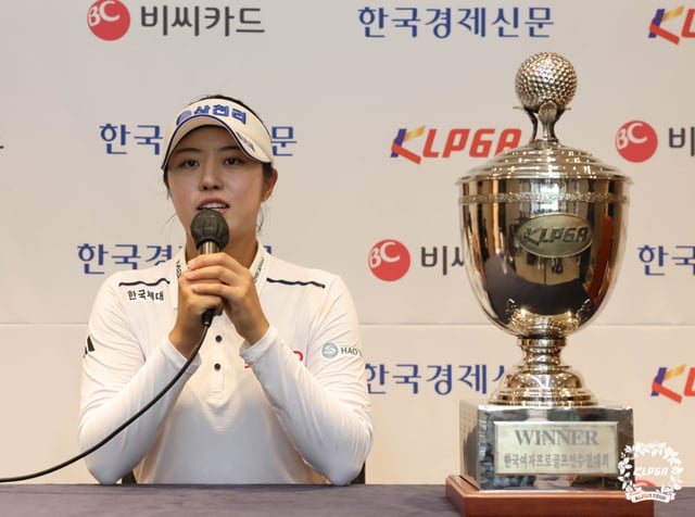徐教林在夺冠后接受采访并手持麦克风发言。/图片=KLPGA 提供