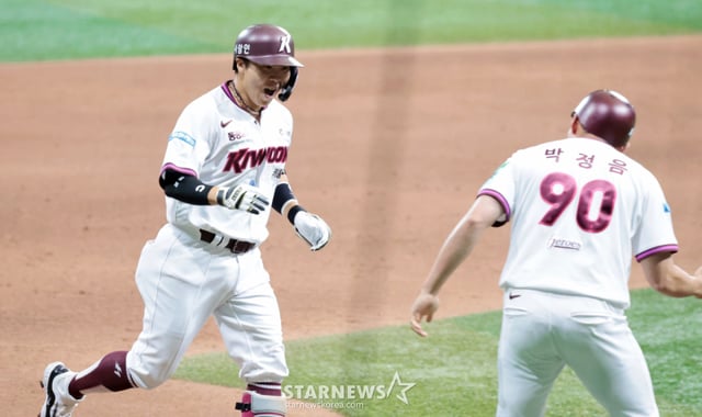 키움 6번타자 김재현이 23일 고척스카이돔에서 열린 2026KBO리그 키움히어로즈와 KIA타이거즈 경기 9회말 2사 만루에서 기아 좌완투수 이의리를 상대로 좌월 끝내기 만루홈런을 터트리며 키움에 승리를 안겼다. /사진=강영조 cameratalks@