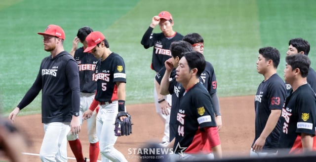 7-2로 리드하던 기아는 9회초 이태양에 이어 이의리가 무너지며 끝내기만루홈런을 허용하며 다 잡은 승리를 날렸다. 양현종 등 기아 선수들이 아쉬운 발걸음을 옮기고 있다. . 2026.08.23. /사진=강영조 cameratalks@