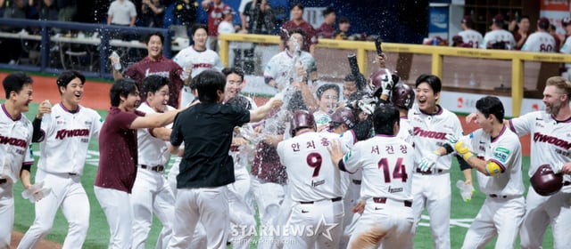 키움 6번타자 김재현이 23일 고척스카이돔에서 열린 2026KBO리그 키움히어로즈와 KIA타이거즈 경기 9회말 2사 만루에서 기아 좌완투수 이의리를 상대로 좌월 끝내기 만루홈런을 터트리며 키움에 승리를 안겼다. 7-2로 리드하던 기아는 9회초 이태양에 이어 이의리가 무너지며 끝내기만루홈런을 허용하며 다 잡은 승리를 날렸다. . 2026.08.23. /사진=강영조 cameratalks@