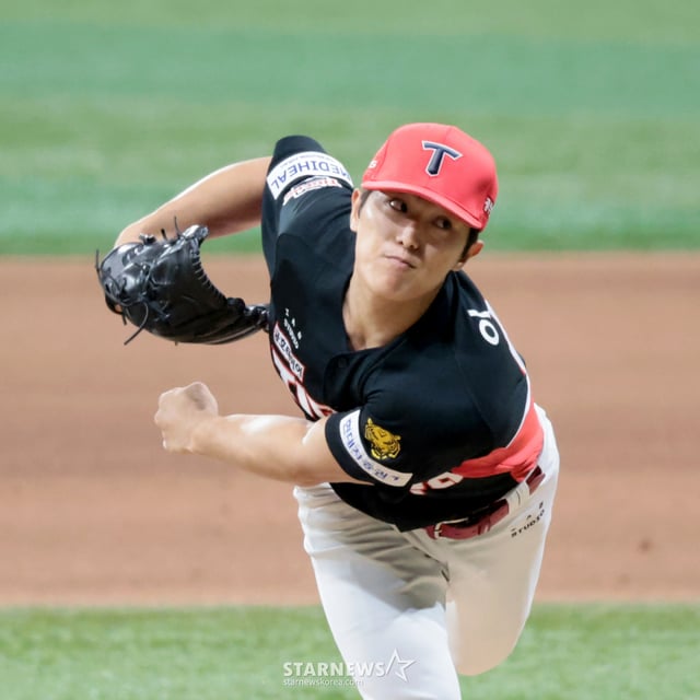 El lanzador relevista zurdo de KIA, Lee Ui-ri, permite un jonrón de bases llenas que decide el partido a Kim Jae-hyun en la parte baja del noveno inning con dos outs y bases llenas durante el encuentro entre Kiwoom Heroes y KIA Tigers de la Liga KBO 2026 celebrado el día 23 en el Gocheok Sky Dome. . el 23 de 2026. El lanzador relevista zurdo de KIA, Lee Ui-ri, permite un jonrón de bases llenas que decide el partido a Kim Jae-hyun en la parte baja del noveno inning con dos outs y bases llenas durante el encuentro entre Kiwoom Heroes y KIA Tigers de la Liga KBO 2026 celebrado el día 23 en el Gocheok Sky Dome. . el 23 de 2026. /Foto=Kang Young-jo cameratalks@