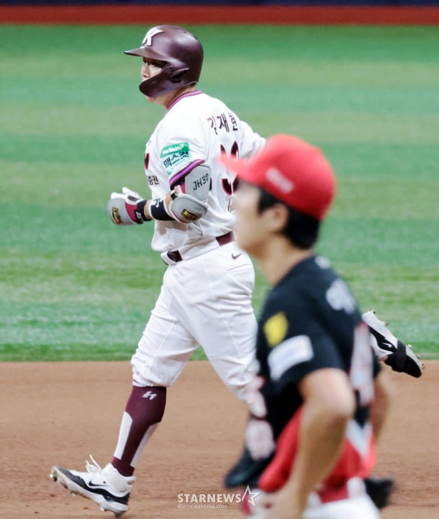 Kim Jae-hyun, sexto bateador de Kiwoom, conectó un jonrón de bases llenas por el lado izquierdo que decidió el partido en la parte baja del noveno inning con dos outs y bases llenas durante el encuentro entre Kiwoom Heroes y KIA Tigers de la Liga KBO 2026 celebrado el día 23 en el Gocheok Sky Dome, ante el lanzador zurdo de Kia Lee Ui-ri, asegurando así la victoria para Kiwoom. Kia, que lideraba 7-2, vio cómo se desmoronaron Lee Tae-yang y luego Lee Ui-ri en la parte alta del noveno, permitiendo un jonrón de bases llenas que decidió el partido y desperdiciaron una victoria que tenían prácticamente asegurada. . el 23 de 2026. Kim Jae-hyun, sexto bateador de Kiwoom, conectó un jonrón de bases llenas por el lado izquierdo que decidió el partido en la parte baja del noveno inning con dos outs y bases llenas durante el encuentro entre Kiwoom Heroes y KIA Tigers de la Liga KBO 2026 celebrado el día 23 en el Gocheok Sky Dome, ante el lanzador zurdo de Kia Lee Ui-ri, asegurando así la victoria para Kiwoom. Kia, que lideraba 7-2, vio cómo se desmoronaron Lee Tae-yang y luego Lee Ui-ri en la parte alta del noveno, permitiendo un jonrón de bases llenas que decidió el partido y desperdiciaron una victoria que tenían prácticamente asegurada. . el 23 de 2026. /Foto=Kang Young-jo cameratalks@