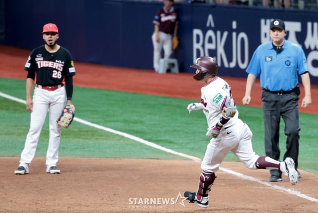 Kim Jae-hyun, sexto bateador de Kiwoom, conectó un jonrón de bases llenas por el lado izquierdo que decidió el partido en la parte baja del noveno inning con dos outs y bases llenas durante el encuentro entre Kiwoom Heroes y KIA Tigers de la Liga KBO 2026 celebrado el día 23 en el Gocheok Sky Dome, ante el lanzador zurdo de Kia Lee Ui-ri, asegurando así la victoria para Kiwoom. Kia, que lideraba 7-2, vio cómo se desmoronaron Lee Tae-yang y luego Lee Ui-ri en la parte alta del noveno, permitiendo un jonrón de bases llenas que decidió el partido y desperdiciaron una victoria que tenían prácticamente asegurada. . el 23 de 2026. /Foto=Kang Young-jo cameratalks@