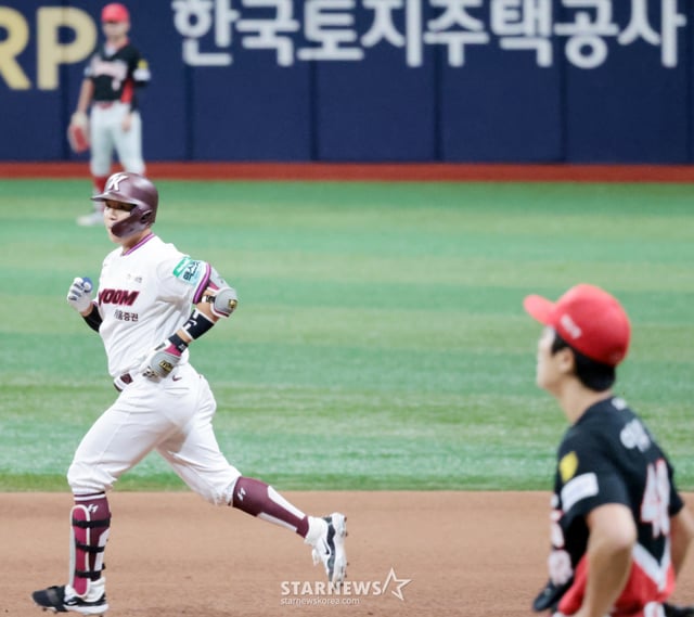 키움 6번타자 김재현이 23일 고척스카이돔에서 열린 2026KBO리그 키움히어로즈와 KIA타이거즈 경기 9회말 2사 만루에서 기아 좌완투수 이의리를 상대로 좌월 끝내기 만루홈런을 터트리며 키움에 승리를 안겼다. 7-2로 리드하던 기아는 9회초 이태양에 이어 이의리가 무너지며 끝내기만루홈런을 허용하며 다 잡은 승리를 날렸다. . 2026.08.23. 키움 6번타자 김재현이 23일 고척스카이돔에서 열린 2026KBO리그 키움히어로즈와 KIA타이거즈 경기 9회말 2사 만루에서 기아 좌완투수 이의리를 상대로 좌월 끝내기 만루홈런을 터트리며 키움에 승리를 안겼다. 7-2로 리드하던 기아는 9회초 이태양에 이어 이의리가 무너지며 끝내기만루홈런을 허용하며 다 잡은 승리를 날렸다. . 2026.08.23. /사진=강영조 cameratalks@