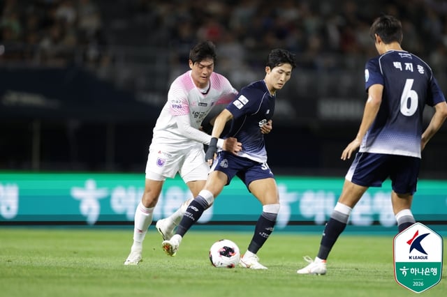 Lee Je-ho (left) and Park Chang-hwan. /Photo=Korea Professional Football League